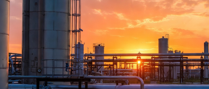 原油関連株とは？なぜ今、日本株で注目されているのか